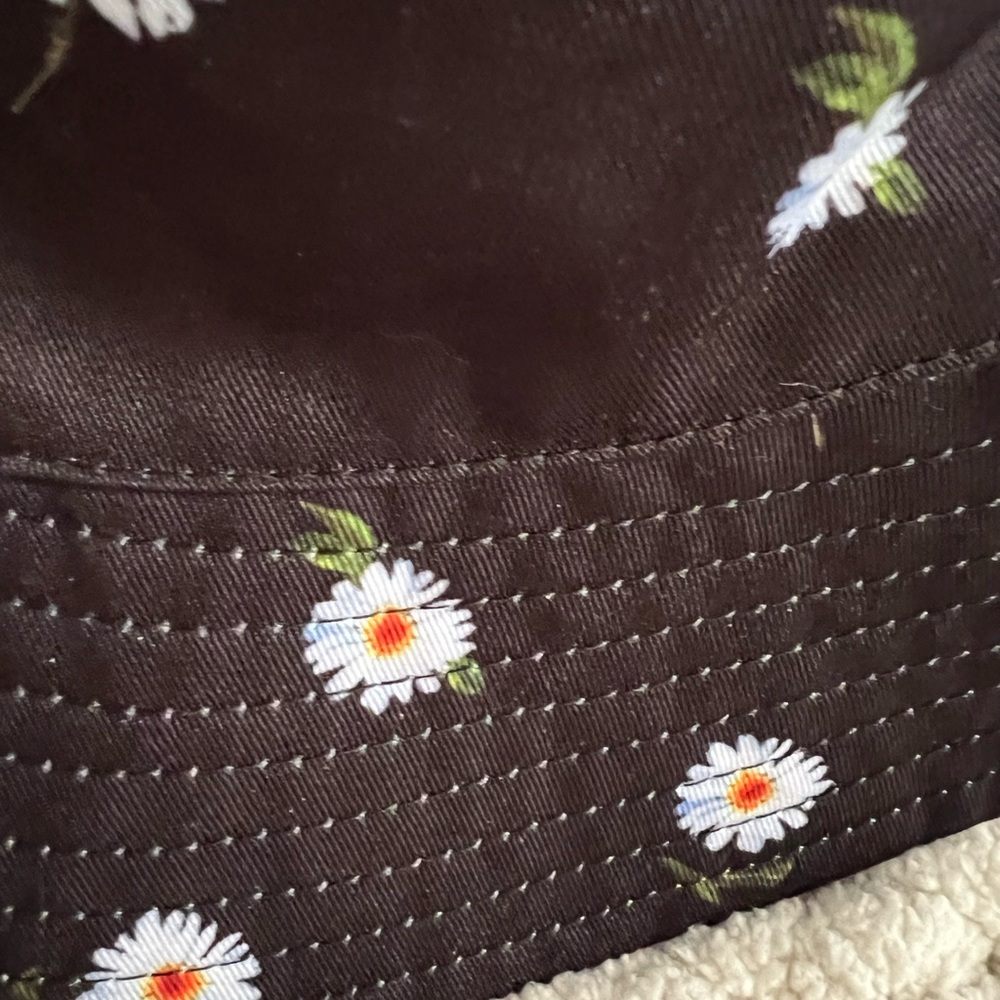alice + olivia Daisy Reversible Sun Bucket Hat, NWOT, Black Daisy/White - Picture 6 of 14